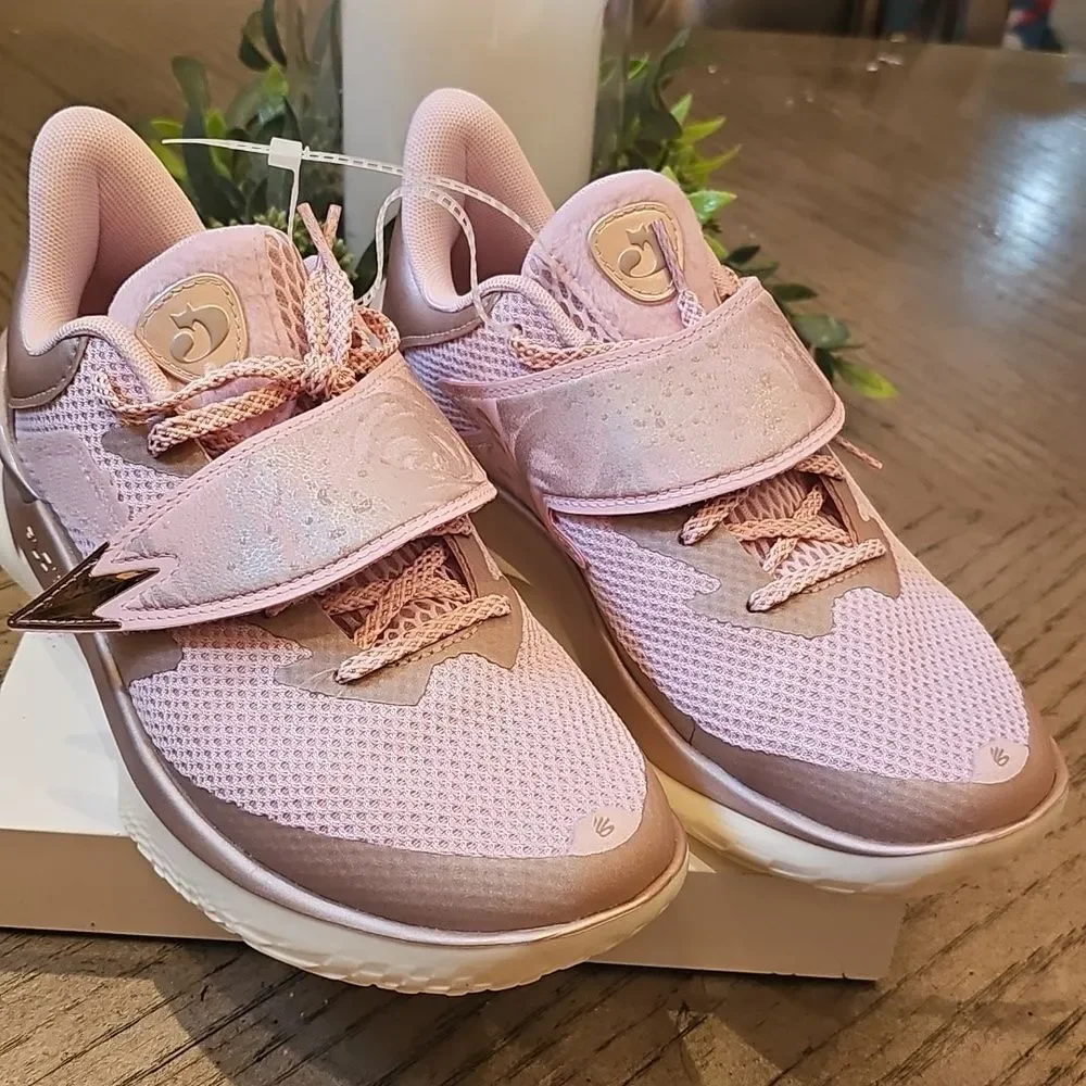 Under Armour Curry Fox Rose Sneakers Size 7 NWT